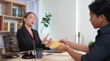 Bir işadamı bilgiyi açıklar ve kadın bir avukatla yasal bir anlaşma talep eder. Bu sırada bir kadın girişimciye telif hakkı davasının açılması için danışmanlık yapar..