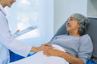 Bir kadın hasta, hastalığını tartışmak ve tedavi yönergelerini bulmak için hemşire bölümündeki doktoru ziyaret eder. Güçlü tıbbi konsept