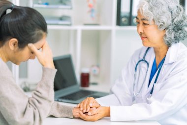 Bir kadın hasta, hastalığını tartışmak ve tedavi yönergelerini bulmak için hemşire bölümündeki doktoru ziyaret eder. Güçlü tıbbi konsept