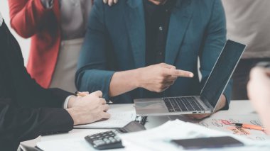 İş adamları veri şirketinin büyüme önerisinde başarılı takım çalışması gösteren grafikleri ve grafikleri tartışıyor. Analitik istatistik, bilgi grafikleri ve strateji fikirleri