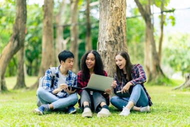 Bilgisayarlı eğitim kampüsü öğrencileri sınavlar, kitaplar, arkadaşlar ya da açık hava çeşitliliği hakkında konuşuyor ya da konuşuyor.