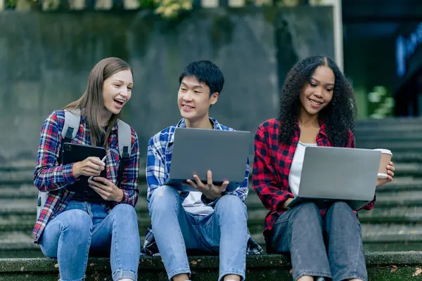 Bilgisayarlı eğitim kampüsü öğrencileri sınavlar, kitaplar, arkadaşlar ya da açık hava çeşitliliği hakkında konuşuyor ya da konuşuyor.