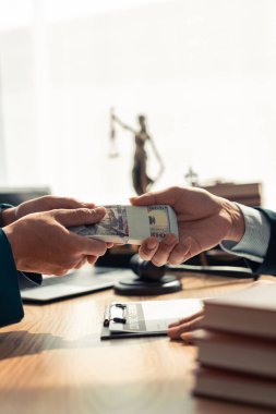 Avukatlar, sahte belgeler hazırlamak ve yolsuzluk yapmak için müvekkillerden rüşvet alırlar. Yozlaşmış avukatlar, yolsuzluk davasındaki müvekkillerden rüşvet kabul ediyor.