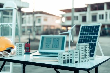 Aletler, ev planları ve planlarla donatılmış dizüstü bilgisayar mimari inşaat sahasında, inşaat planlarında ev sahipliği modeli, arka planda dizüstü bilgisayar.