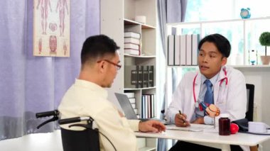 Asyalı ve kıdemli erkek doktor dijital kan basıncını evde, sağlık ve tıbbi konseptte tek başına ölçüyor.