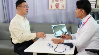 Yaşlı hasta, beyaz üniformalı mutlu orta yaşlı erkek doktorla el sıkışıyor. Yardımın için teşekkürler. Ya da tıbbi tedavinin sonuçları için heyecanlısın..
