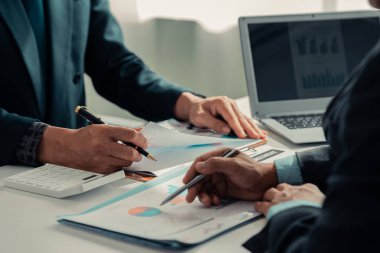 İş Meslektaşları ekibinin yakın plan görüntüleri modern ofisteki finansal verileri analiz ediyor iş stratejisi grupları başarılı takım çalışmalarını gösteren grafikler ve grafikleri tartışıyor..