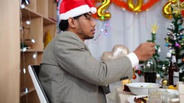 İki genç iş adamı Noel 'i içki ve yemekle kutluyor. Noel 'i kutlarken neşeyle gül. Yemeklerden, içeceklerden ve birbirlerine hediye almaktan hoşlanıyorlardı..