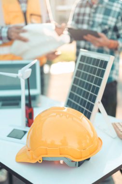 İnşaat konsepti: Mühendisin elleri, mimari planlar üzerine kat planlarını tartışan mimari ekipmanlarla mavi baskının üzerine planlar çiziyor. Dikey resmi kapat