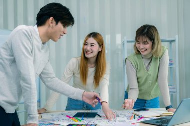 Uygulama geliştirme UI UX web tasarım ekibi UI UX ön uç tasarım örnekleriyle mobil yanıt veren bir web sitesi geliştirmek için birlikte çalışıyor,