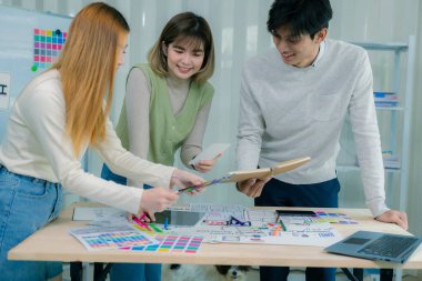 Uygulama geliştirme UI UX web tasarım ekibi UI UX ön uç tasarım örnekleriyle mobil yanıt veren bir web sitesi geliştirmek için birlikte çalışıyor,