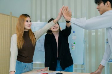 Uygulama geliştirme UI UX web tasarım ekibi UI UX ön uç tasarım örnekleriyle mobil yanıt veren bir web sitesi geliştirmek için birlikte çalışıyor,