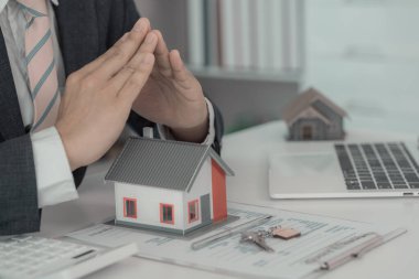 Gayrimenkul yatırımı, emlak sigortası konsepti, aile hayatı koruma finansal ipotek yakın plan resimler