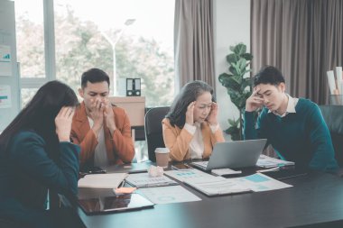 Bir grup Asyalı işadamı hatalar, hedeflere ulaşmak değil, hatalar yapmak konusunda vurguladılar ve pazarlama planının işe yaradığını vurguladılar. finansal iş