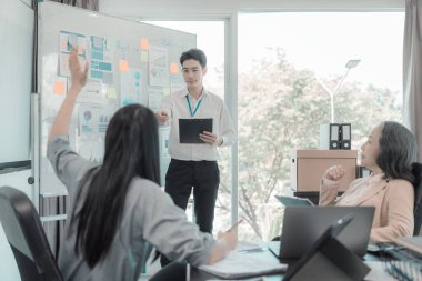 Bir grup iş arkadaşı konferans odasında çok yönlü modern ofiste toplanıyor: yöneticilerle yapılan iş toplantıları, konuşmalar, grafik sunumları, büyük veri dijital girişimcileri