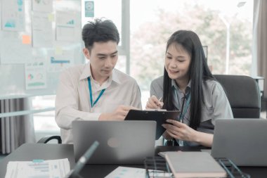 Bir grup iş arkadaşı konferans odasında çok yönlü modern ofiste toplanıyor: yöneticilerle yapılan iş toplantıları, konuşmalar, grafik sunumları, büyük veri dijital girişimcileri