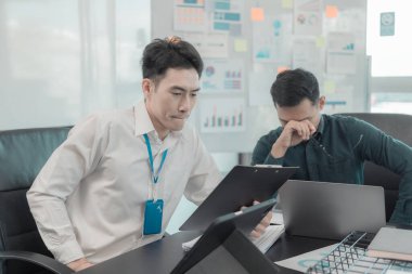 Bir grup iş arkadaşı konferans odasında çok yönlü modern ofiste toplanıyor: yöneticilerle yapılan iş toplantıları, konuşmalar, grafik sunumları, büyük veri dijital girişimcileri