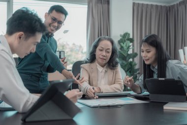 Bir grup iş arkadaşı konferans odasında çok yönlü modern ofiste toplanıyor: yöneticilerle yapılan iş toplantıları, konuşmalar, grafik sunumları, büyük veri dijital girişimcileri
