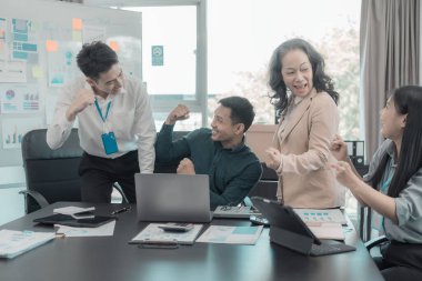 Genç Asyalı iş adamlarından oluşan bir grup ofis açılışını kutluyor. Yaratıcı ekip, iş ortaklığı veya takım çalışması konseptinin beyin fırtınası toplantısına başlıyoruz..