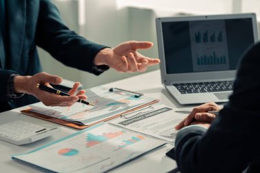 Belgeleri inceleyen uzmanlarla örgütsel uyumluluğu gözden geçirmek için bir toplantı. Yatırım danışmanı, strateji, planlama, muhasebe kavramları İş danışma grubu finansmanı analiz etmek için toplanıyor