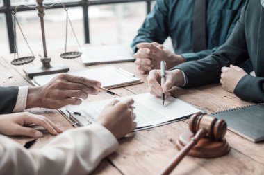 Avukat, kiralık ev alma konusunda çiftlere yasal tavsiyelerde bulunuyor. Yatırım sözleşmeli mali danışman, ipotek kredisi, gayrimenkul, yakın çekim resimleri.