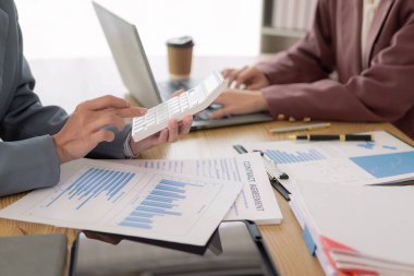 Belgeleri inceleyen uzmanlarla örgütsel uyumluluğu gözden geçirmek için bir toplantı. Yatırım danışmanı, strateji, planlama, muhasebe kavramları İş danışma grubu finansmanı analiz etmek için toplanıyor