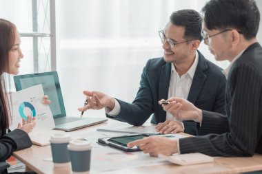 Başlangıç partnerleri, takım çalışması, insanların gelişigüzel beyin fırtınası yapması ve konuşması. Yatırım stratejilerini ve beyin fırtınası satış planlarını analiz etmek için yaratıcı bir girişim toplantısı