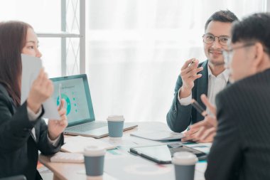 Başlangıç partnerleri, takım çalışması, insanların gelişigüzel beyin fırtınası yapması ve konuşması. Yatırım stratejilerini ve beyin fırtınası satış planlarını analiz etmek için yaratıcı bir girişim toplantısı