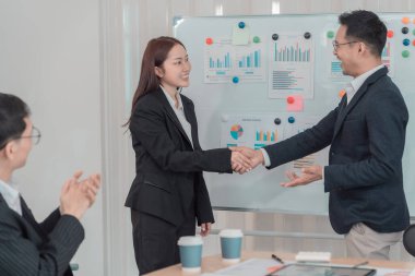 Ofiste çalışan insanların elini sıkarak iş anlaşmaları, ortaklıklar ve her türlü yeni iş girişimini hoş karşılamaya hazır kadın bir İK yöneticisi tutuyoruz..