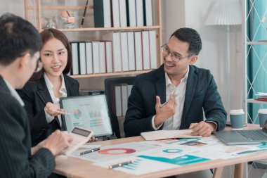 Başlangıç partnerleri, takım çalışması, insanların gelişigüzel beyin fırtınası yapması ve konuşması. Yatırım stratejilerini ve beyin fırtınası satış planlarını analiz etmek için yaratıcı bir girişim toplantısı