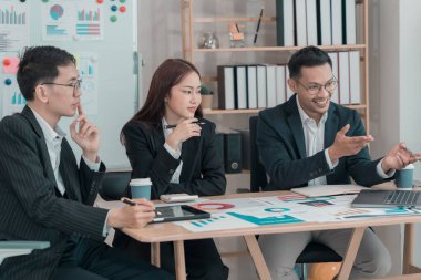 Başlangıç partnerleri, takım çalışması, insanların gelişigüzel beyin fırtınası yapması ve konuşması. Yatırım stratejilerini ve beyin fırtınası satış planlarını analiz etmek için yaratıcı bir girişim toplantısı