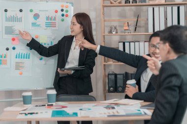 Başlangıç partnerleri, takım çalışması, insanların gelişigüzel beyin fırtınası yapması ve konuşması. Yatırım stratejilerini ve beyin fırtınası satış planlarını analiz etmek için yaratıcı bir girişim toplantısı