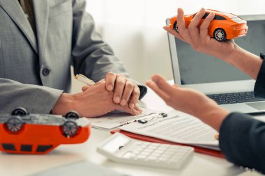 Sigorta acentesi ve kırmızı oyuncak araba masadaki Ulaşım Maliyet Yönetimi Planlama araba sigortası