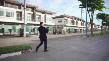 Yönetici, inşaat mühendisi veya mimar konut projesinde inşaat planlarını denetlemek için dijital tablet kullanır.