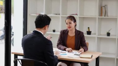 Müşteri ve emlakçı satın alma sözleşmesini tartışıyor. Arkaplan emlak vergisinde kira veya ev kredisi için gayrimenkul