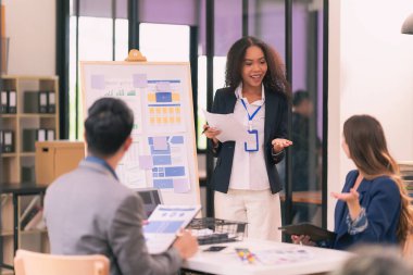 İş sunumu ya da seminerdeki konferans odasında evrak işleriyle uğraşan bir grup iş adamı. Takım çalışmasında masada duran belgelerle birlikte karar vermek için beyin fırtınası..