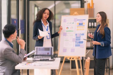 İş sunumu ya da seminerdeki konferans odasında evrak işleriyle uğraşan bir grup iş adamı. Takım çalışmasında masada duran belgelerle birlikte karar vermek için beyin fırtınası..