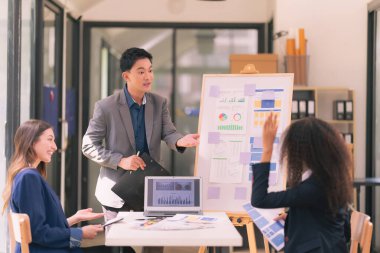 İş sunumu ya da seminerdeki konferans odasında evrak işleriyle uğraşan bir grup iş adamı. Takım çalışmasında masada duran belgelerle birlikte karar vermek için beyin fırtınası..