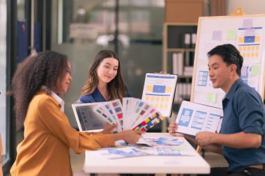 Web sitesi ve mobil uygulama prototipleri ve Mobil Uygulama Tasarım Fikirleri için UX / UI tasarım ekibi tartışması ve beyin fırtınası düzeni.