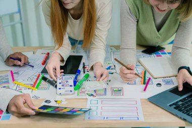 UX / UI tasarımcıları web siteleri ve mobil uygulama prototipleri için beyin fırtınası planlarını tartışıp tartışırlar. Web sitesi ve mobil uygulama tasarım kavramlarında