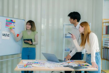 UX / UI tasarımcıları web siteleri ve mobil uygulama prototipleri için beyin fırtınası planlarını tartışıp tartışırlar. Web sitesi ve mobil uygulama tasarım kavramlarında