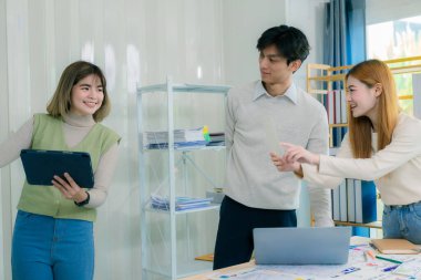 UX / UI tasarımcıları web siteleri ve mobil uygulama prototipleri için beyin fırtınası planlarını tartışıp tartışırlar. Web sitesi ve mobil uygulama tasarım kavramlarında