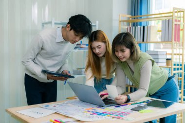 UX / UI tasarımcıları web siteleri ve mobil uygulama prototipleri için beyin fırtınası planlarını tartışıp tartışırlar. Web sitesi ve mobil uygulama tasarım kavramlarında