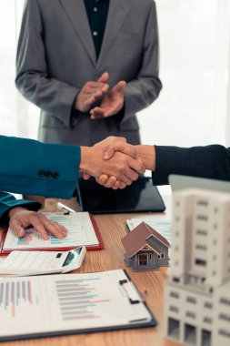 Emlakçı, satıcı ve yeni sahibi arasındaki anlaşmanın el sıkışması ve sonucu. Satış, alım, kredi, finans, sigorta, kira sözleşmesi. Dikey yakın plan fotoğraf
