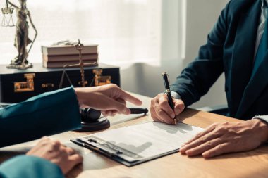 Ofisteki başarılı takım çalışmalarının sonuçlarını gösteren çizelge ve grafikleri tartışan bir grup iş adamı. Proje planlama sunumu Sürdürülebilir Kalkınma hedefi kavramı