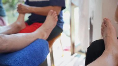 Ayak masajı. Masajcının elleri kaplıcada bir adamın bacaklarına masaj yapıyor. Kadın bir masöz tarafından geleneksel Tayland masajı, profesyonel bir masaj terapisti tarafından ayak masajı. Sağlık kavramı, rahatlama