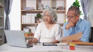 Belgelere bakan kıdemli Asyalı çift, kredi borçları, mali durumları veya depresyonlu bütçe veya enflasyon kredi belgeleriyle baş ağrısı veya iflas mektupları üzerinde durdular.