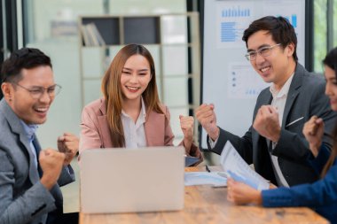 Bir grup başarılı işletme, şirketlerin büyüme ve pazarlama stratejileri hakkında bilgi sunan ESG toplantısı sırasında ofislerindeki başarılarını kutluyor. Meslektaşlar alkışlar ve alkışlar