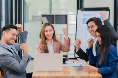 Bir grup başarılı işletme, şirketlerin büyüme ve pazarlama stratejileri hakkında bilgi sunan ESG toplantısı sırasında ofislerindeki başarılarını kutluyor. Meslektaşlar alkışlar ve alkışlar