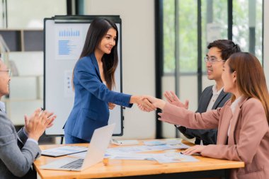 İş ortaklarından oluşan başarılı bir ekibin el sıkışması. İki meslektaşın el ele tutuşması. Mükemmel bir buluşmadan sonra başarılı bir anlaşma.